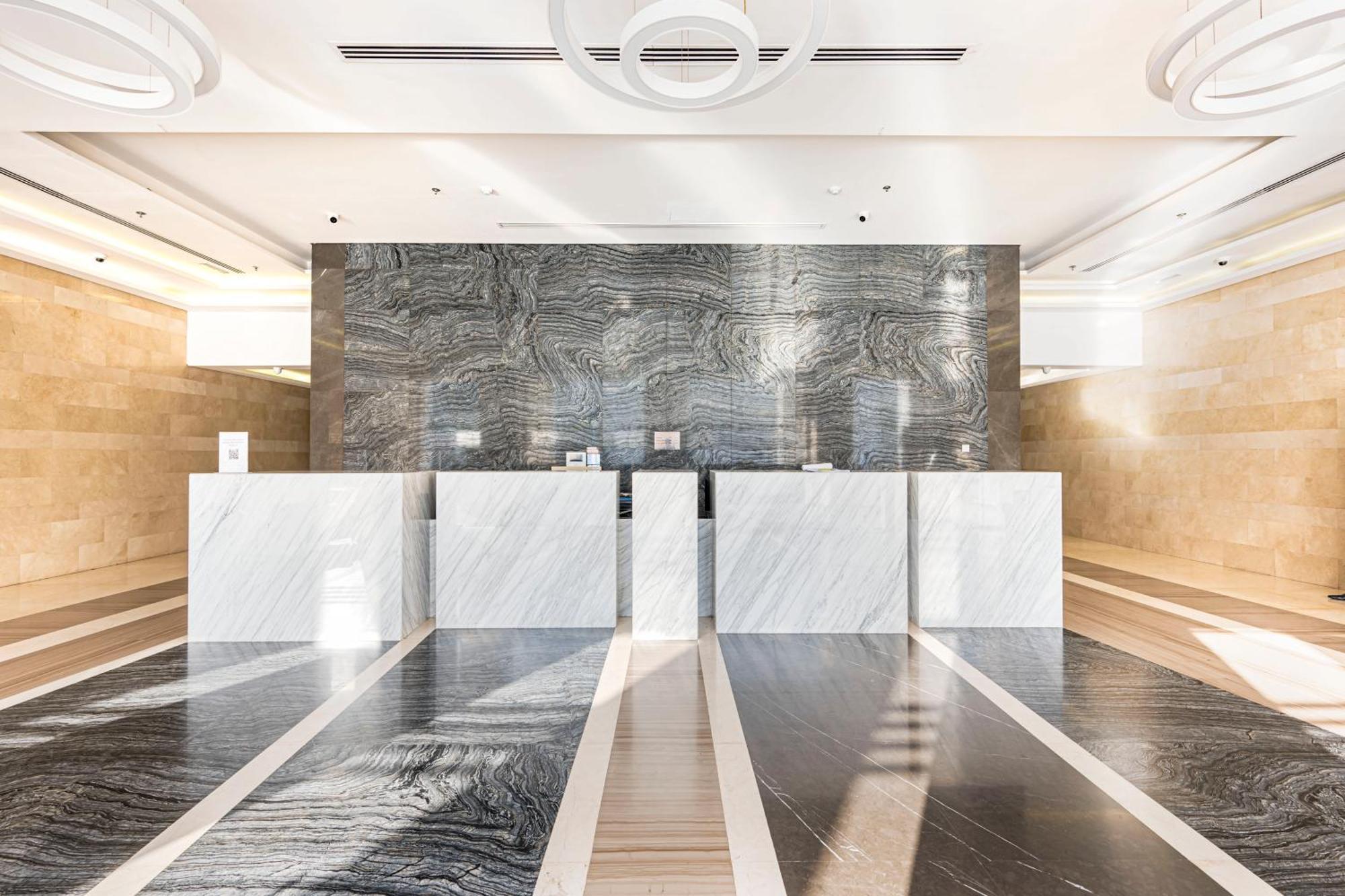 Luxury In Silicon Oasis *