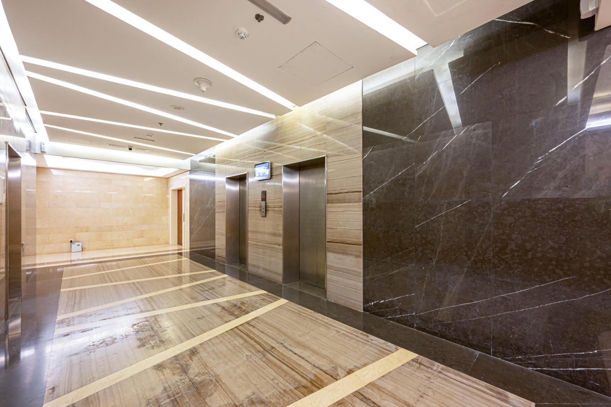 Luxury In Silicon Oasis *