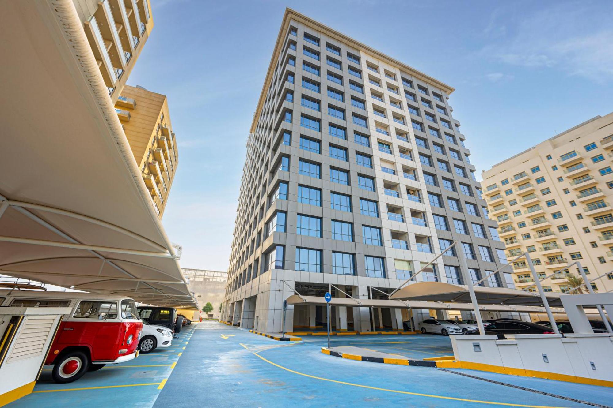 Luxury In Silicon Oasis